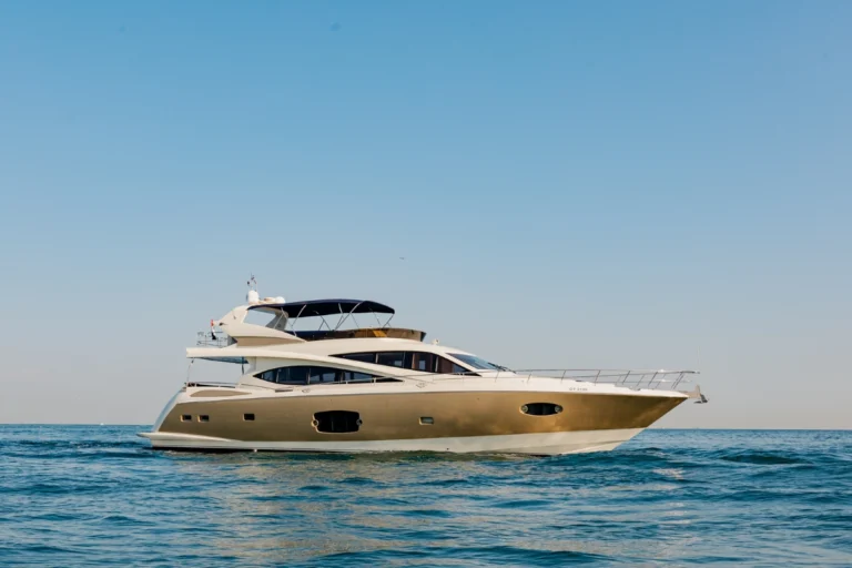 Private Yacht mit Essen in Dubai: Frühstück, Lunch, BBQ & Buffet an Bord